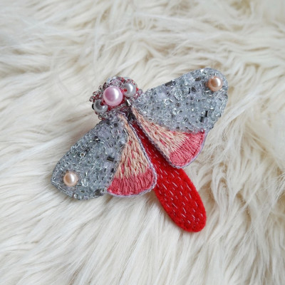 broszka motyl haftowana biżuteria