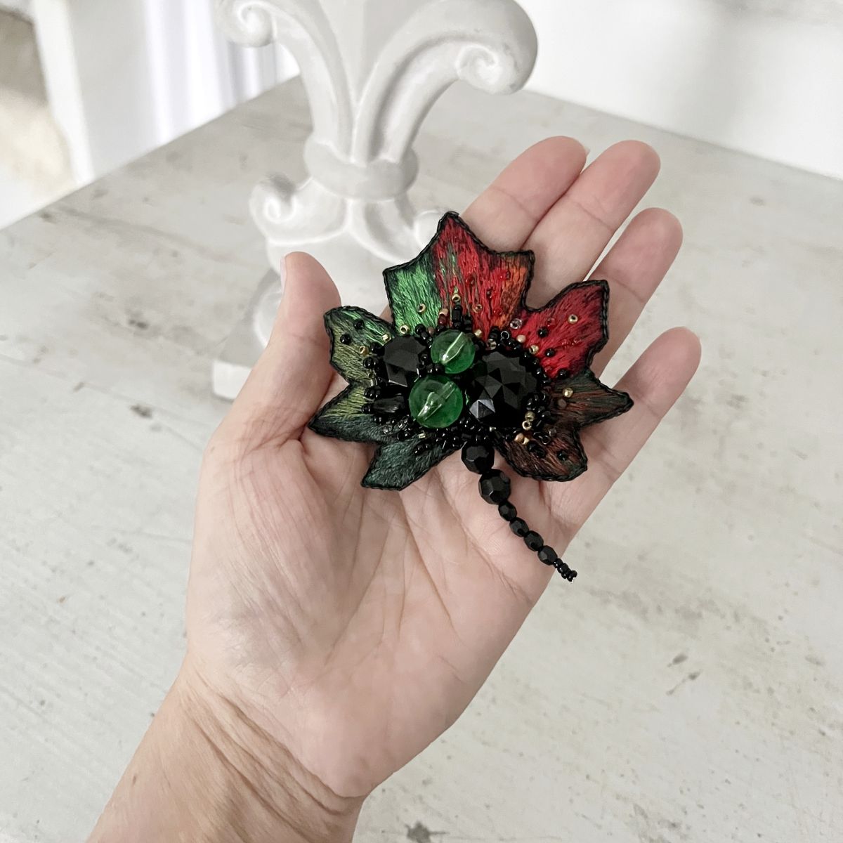 ręcznie haftowana broszka HAART