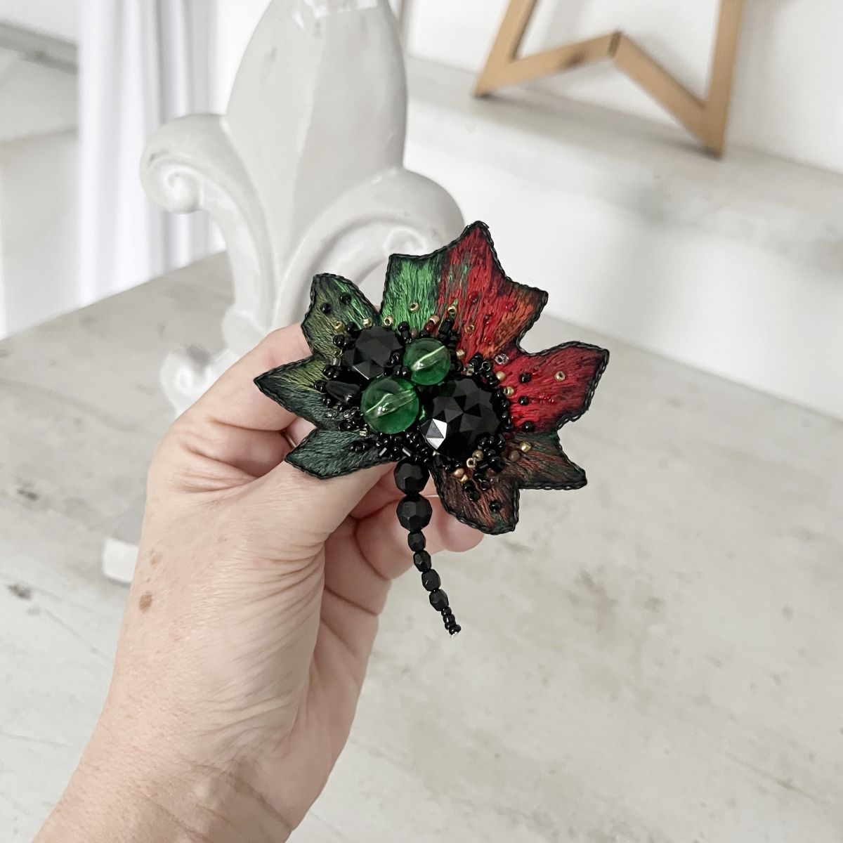 broszka liście klonu