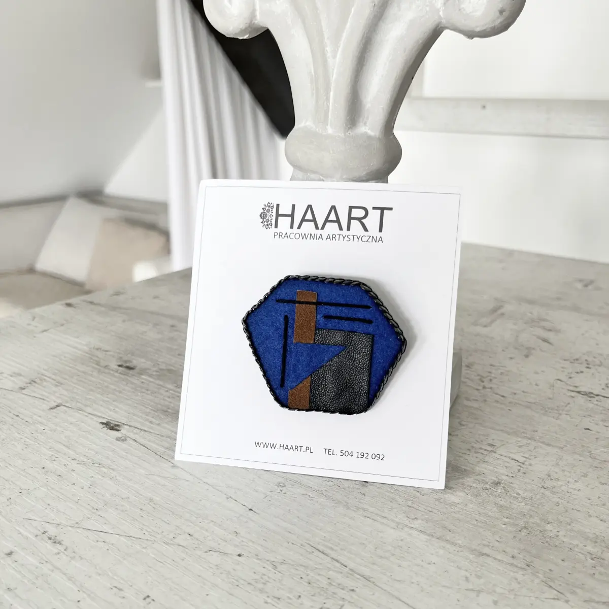 ręcznie haftowana broszka indygo