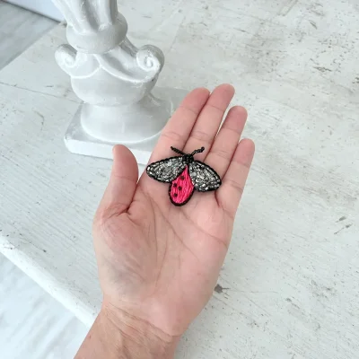 broszka ręcznie haftowana