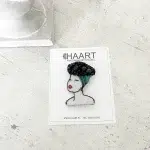 ręcznie haftowana broszka lady