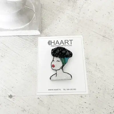 ręcznie haftowana broszka lady