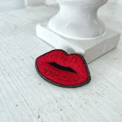 ręcznie haftowana broszka usta