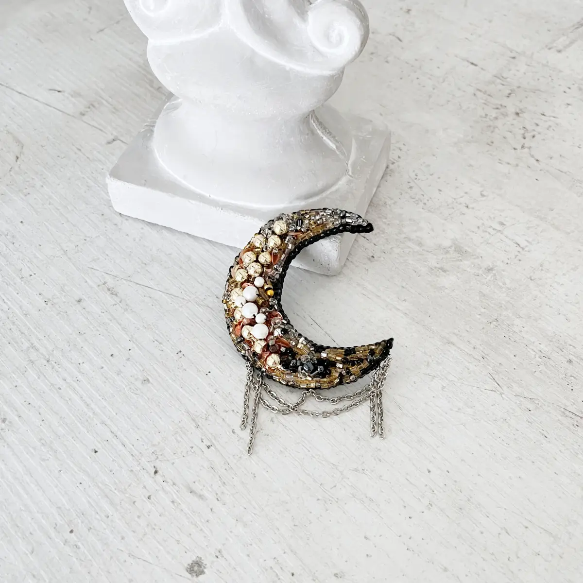 księżyc haftowana broszka