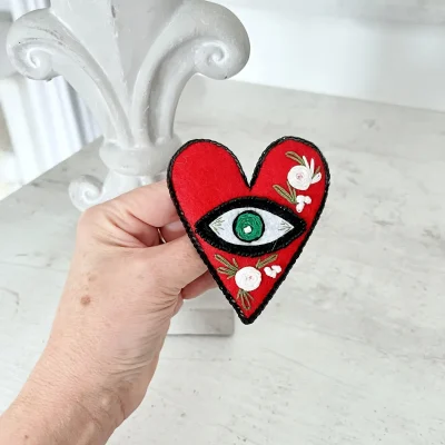 broszka patrz sercem