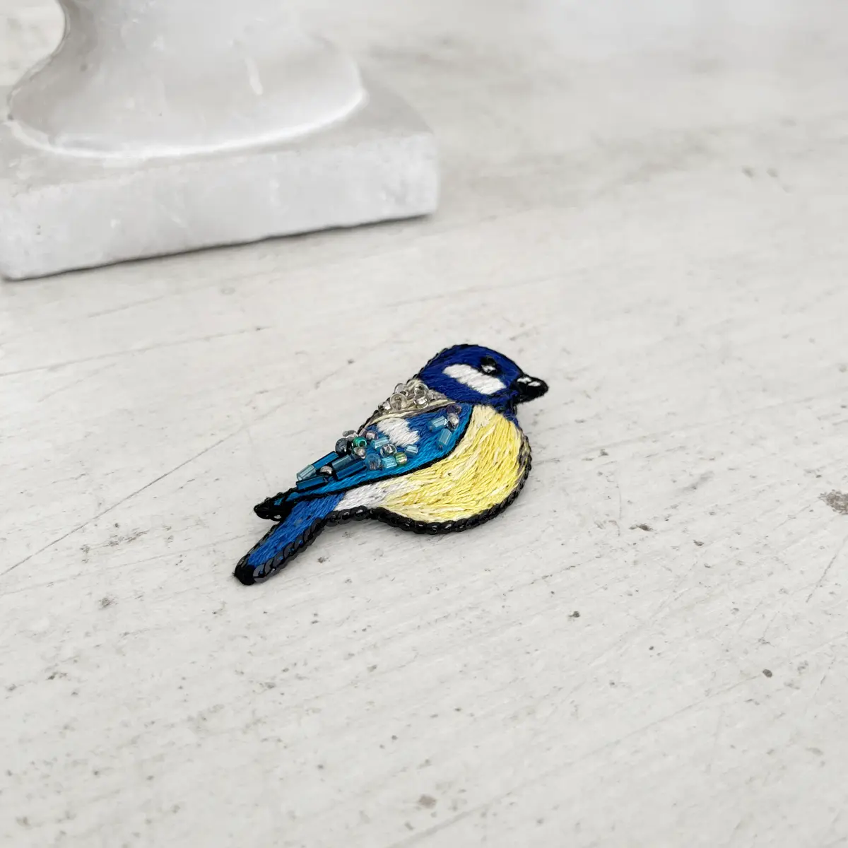 haftowana broszka sikorka