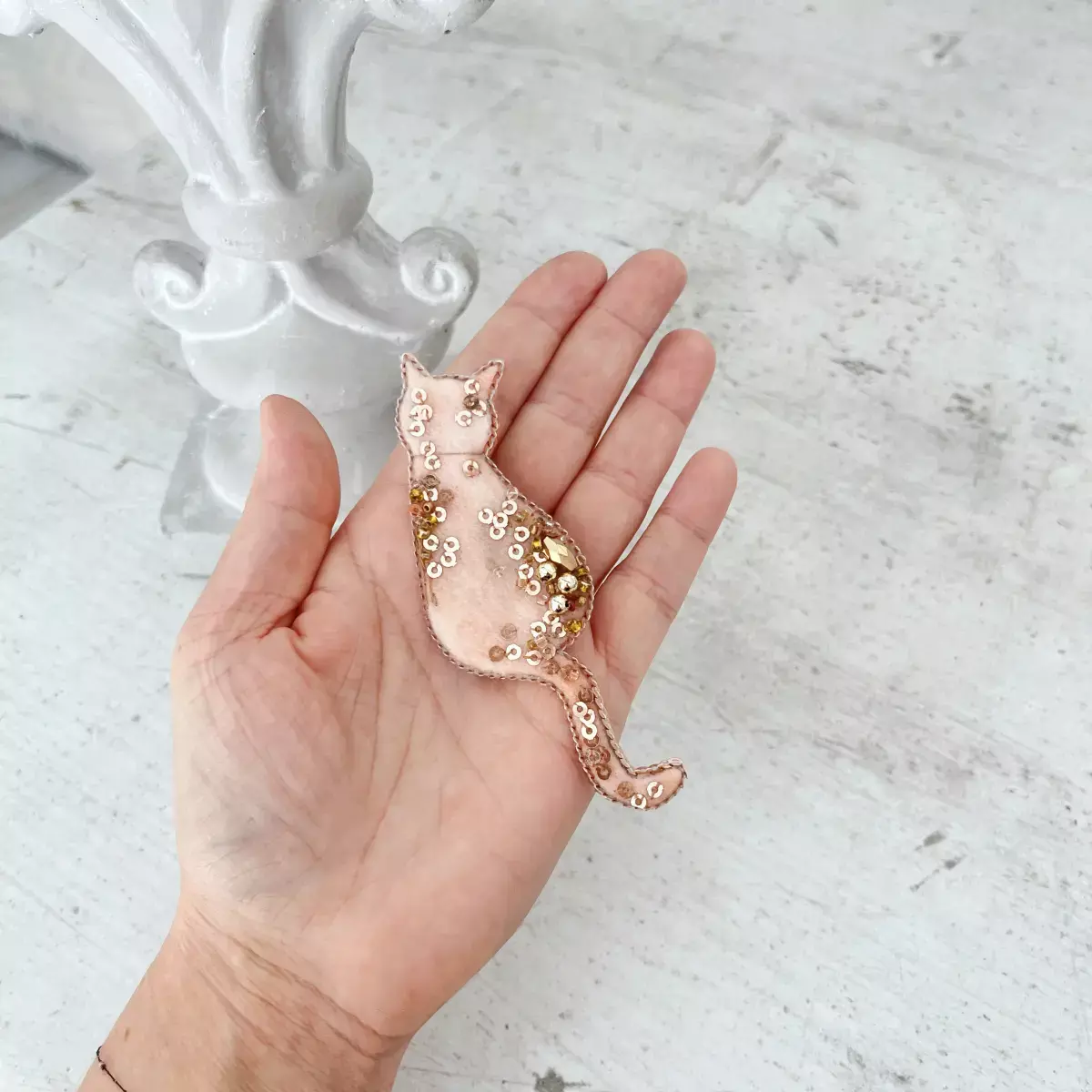 broszka kot ręcznie haftowana