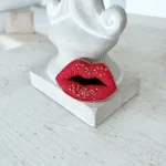 broszka usta różowe