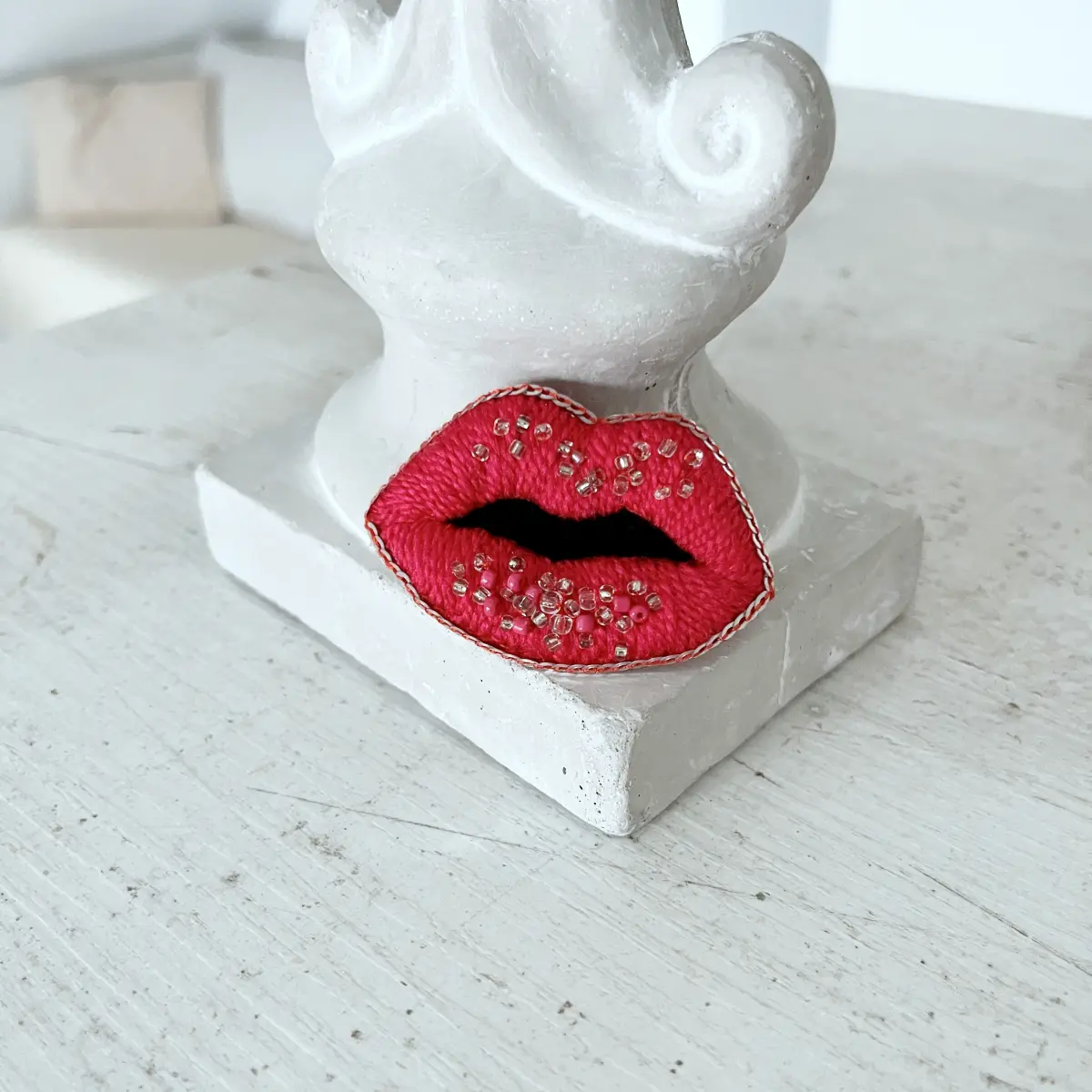 broszka usta różowe