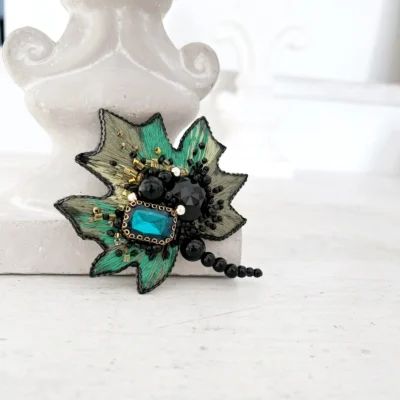 broszka ręcznie haftowana