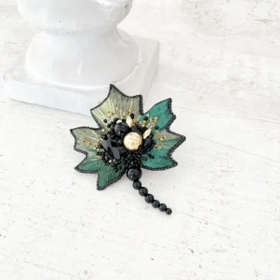 broszka liście klonu