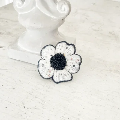biała broszka kwiatek