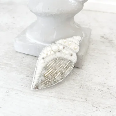 ręcznie haftowana broszka muszla