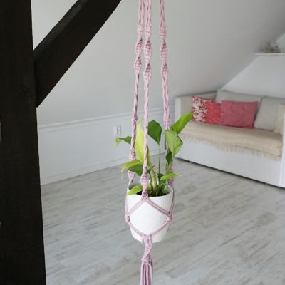liliowy kwietnik ze sznurka