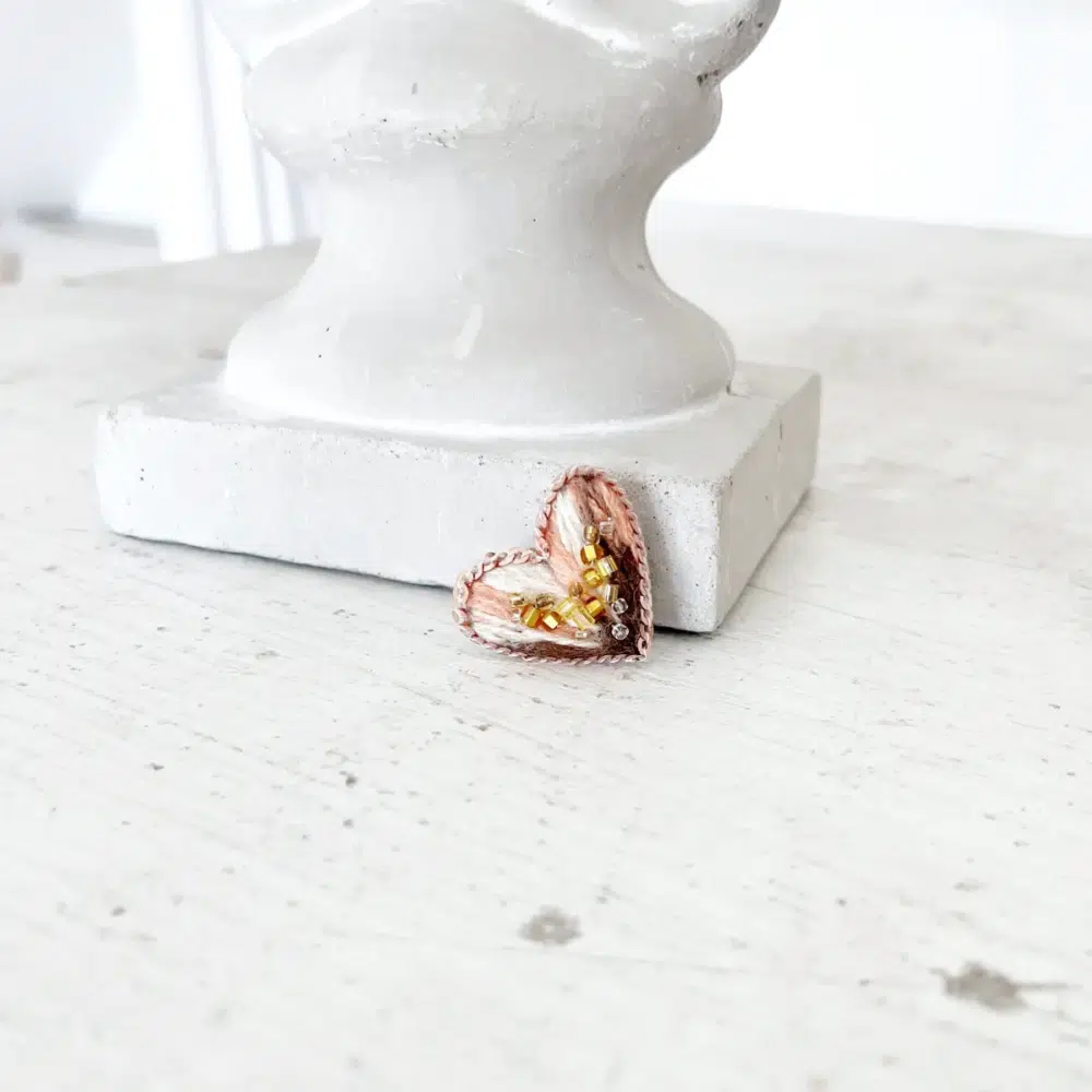 broszka pin serce haftowane