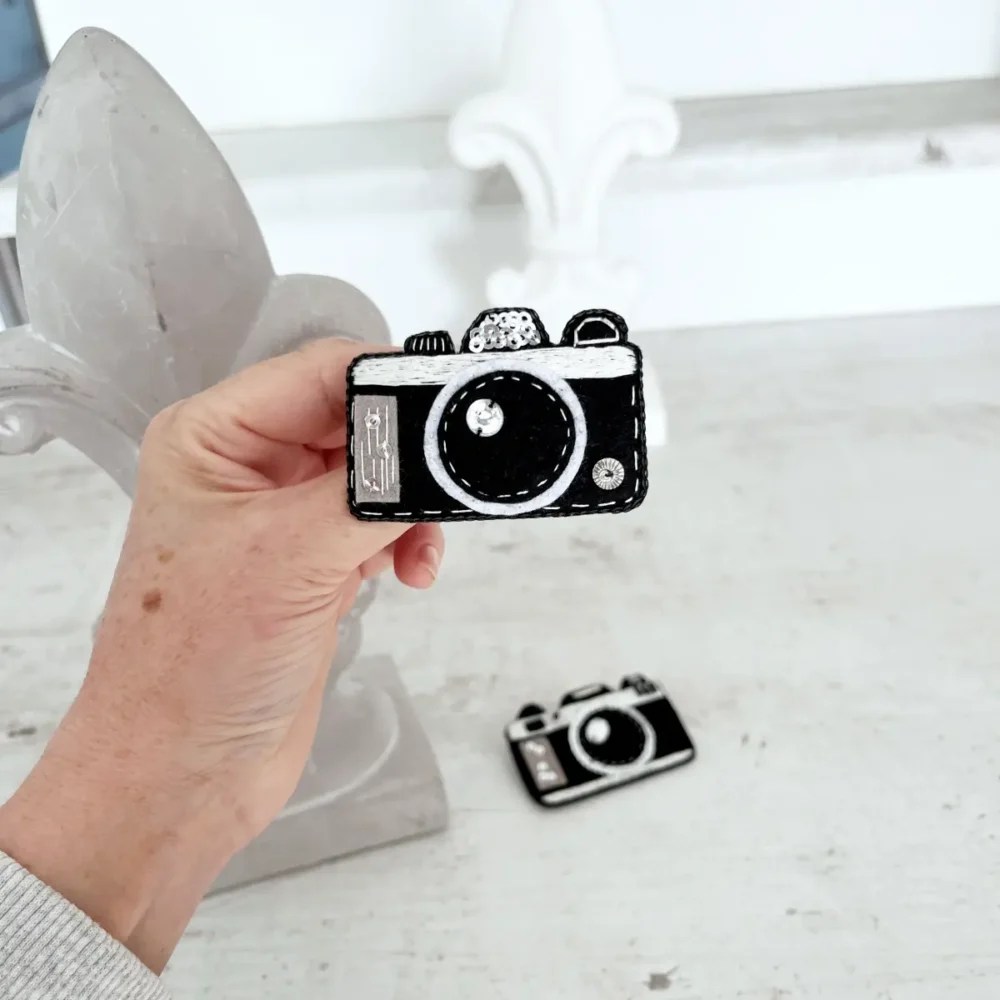 broszka aparat fotograficzny rękodzieło